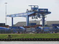 901115 Gezicht op de Container Terminal Utrecht (CTU, Isotopenweg 33) te Utrecht, vanaf de overzijde van het ...